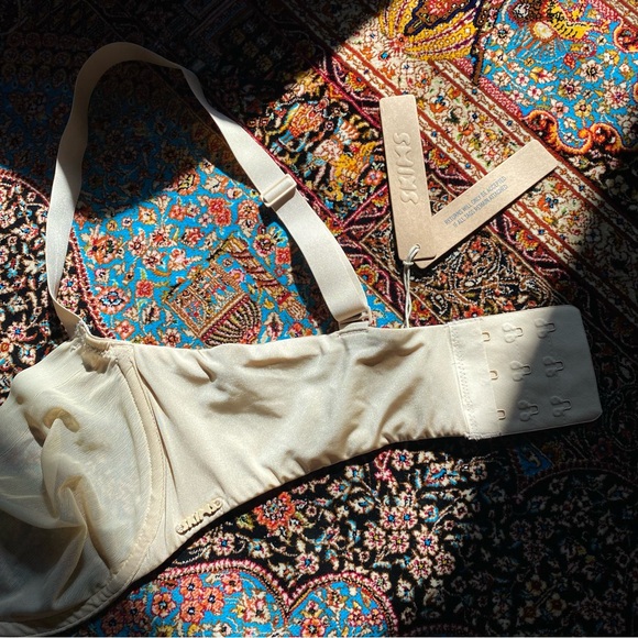 SKIMS No Show Unlined Balconette Bra - Picture 3 of 9